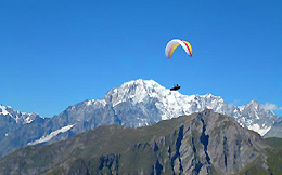 Il sito di volo di la Salle con alle spalle il Monte Bianco